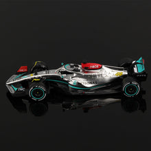Carregar imagem no visualizador da galeria, Miniatura Colecionável Mercedes-AMG W13 2022