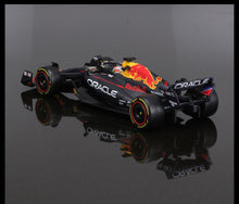 Carregar imagem no visualizador da galeria, Miniatura Colecionável F1 Red Bull Max Verstappen 2023
