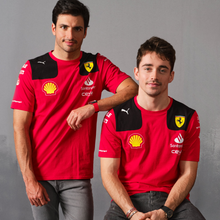 Carregar imagem no visualizador da galeria, Camiseta Scuderia Ferrari 2023 - Carlos Sainz
