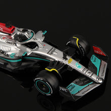 Carregar imagem no visualizador da galeria, Miniatura Colecionável Mercedes-AMG W13 2022
